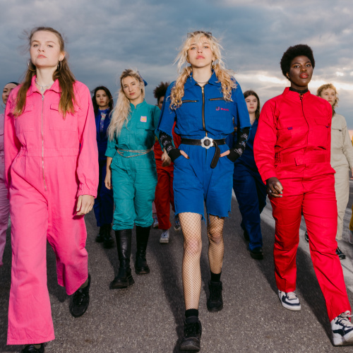 Jaunas sievietes spilgtās drēbēs iet uz priek&scaron;u