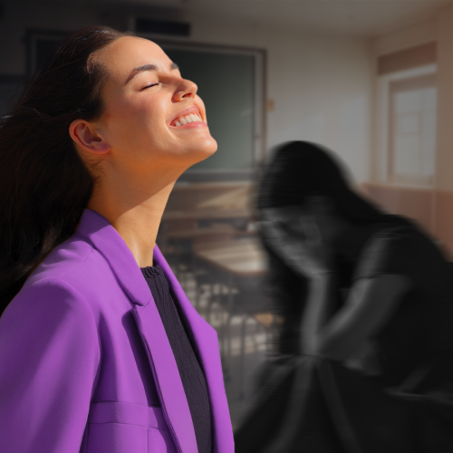 Fonā klases telpa, gai&scaron;a ar krēsliem un tāfeli. Priek&scaron;plānā 2 tēli - laimīga un sapņaina sieviete, savukārt mazliet tālāk melnbaltā krāsā skumja, emocionāli sagrauta sieviete. Abas ir viens tēls - skolotājs karjeras sākumā un pēc dažiem gadiem. Attēls veidots ar MI tehnoloģijas palīdzību.