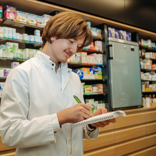 Farmaceits aptiekā veic pierakstus un analizē pacienta lietotās zāles.