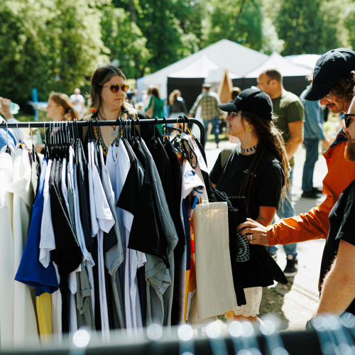 Apģērbu stends, cilvēki pēta tos.