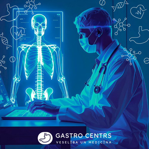 Ārsts maskā un halātā strādā pie klēpjdatora, fonā redzams digitāls cilvēka skeleta attēls ar medicīniskām infografikām; attēls simbolizē tehnoloģiju un mākslīgā intelekta integrāciju medicīnā. Apak&scaron;ā redzams &ldquo;GASTRO CENTRS &ndash; Veselība un Medicīna&rdquo; logotips.