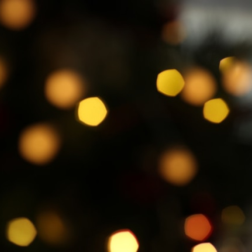 Vairāki dzelteni un oranži punkti - cits spilgtāks, cits mazāk spilgts, uz tum&scaron;a fona