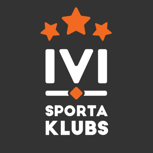 Logo, teksts IVI sporta klubs, virs tā trīs oranžas zvaigznes.