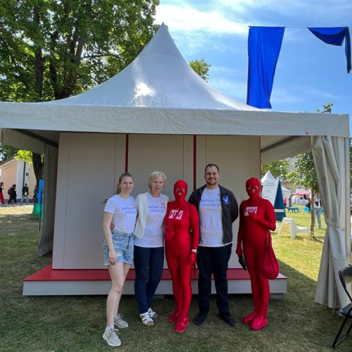 HIV un hepatīta pieturā 3 kabīnēs ir iespēja noskaidrot HIV vai C hepatīta rezultātu. Sarkanie cilvēciņi sniegs papildus informāciju, aicinās pārbaudīt zinā&scaron;anas un veikt balsojumu.