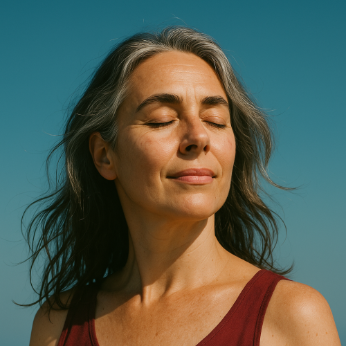 Attēlā redzama sieviete, tum&scaron;i mati, sarkans krekliņ&scaron;.