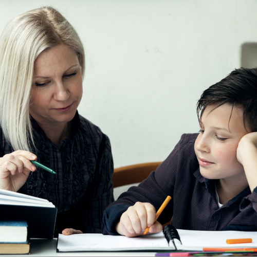 Privātskolotāja māca skolas vecuma zēnu.