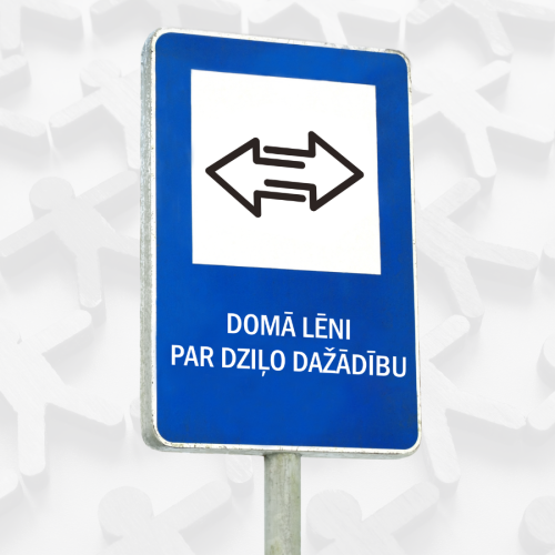 Ceļa zīmei līdzīgs zils plakāts ar baltu kvadrātu un melnu simbolu &mdash; pretēji vērstām bultām. Zem attēla teksts: "Domā lēni par dziļo dažādību". Fons veidots no stilizētiem cilvēciņu figūru siluetiem.