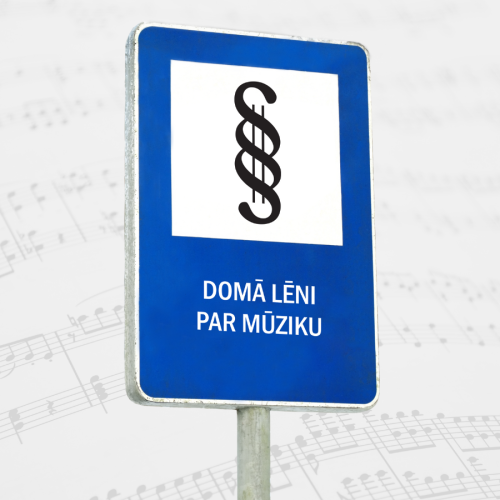 Zils ceļazīmes stila plakāts ar stilizētu simbolu, kas apvieno dubultspirāli un notis, virs uzraksta "Domā lēni par mūziku". Fonā redzamas izplūdu&scaron;as no&scaron;u līnijas, kas rada muzikālu noskaņu.