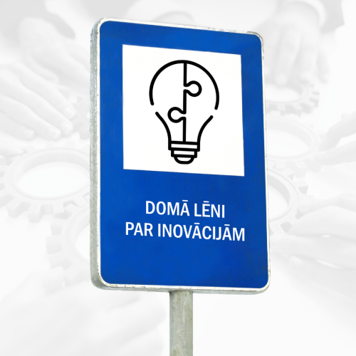 Zils plakāts ar ceļazīmes dizainu, kurā attēlota spuldzīte ar puzles detaļām tās iek&scaron;pusē &ndash; simbols inovācijām. Zem tās teksts "Domā lēni par inovācijām". Fonā &ndash; izpludināts mehānisms un sadarbības rokas, kas simbolizē rado&scaron;u un kolektīvu ideju īsteno&scaron;anu.