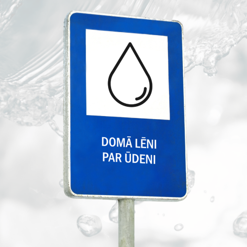 Zils plakāts ar ceļazīmes izskatu, kurā attēlota vienkār&scaron;ota ūdens piles ikona. Zem tās &ndash; uzraksts "Domā lēni par ūdeni". Fonā redzami &scaron;ļaksto&scaron;a ūdens attēli, kas simbolizē nepiecie&scaron;amību pievērst uzmanību ūdens ilgtspējīgai izmanto&scaron;anai.