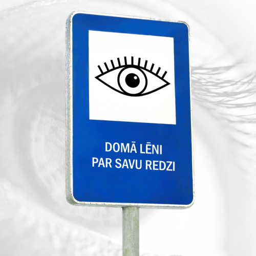Zils ceļazīmes stilā veidots plakāts ar melnbaltu acs simbolu un tekstu "Domā lēni par savu redzi". Fonā redzams izpludināts acs tuvplāns, kas akcentē redzes un uztveres tēmu.