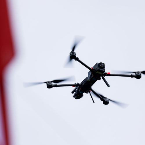 Gaisā pacēlies drons.