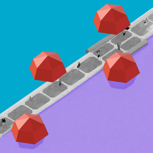 Gājēju celiņ&scaron; ar cilvēkiem un sarkaniem ģeometriskiem nojumu objektiem uz krāsaina, stilizēta fona (zilā un violetā tonī).