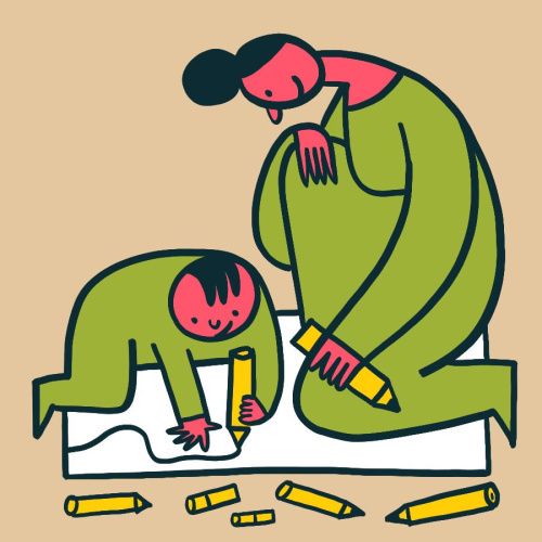 Bērns un sieviete tup uz grīdas un kopā zīmē uz grīdas noklāta papīra ar zīmuļiem