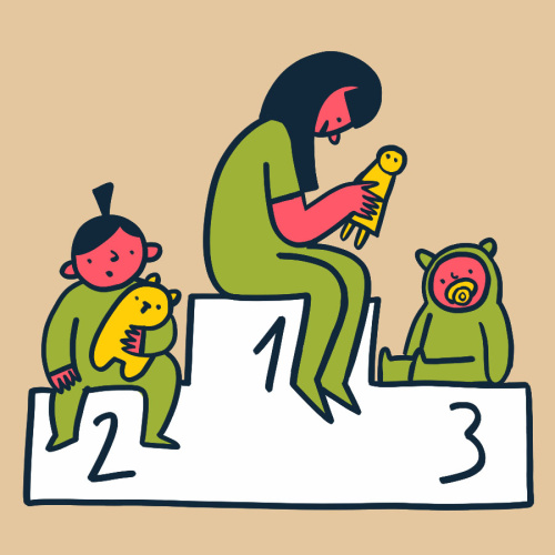 Ilustrācija, kurā uz pjedestāla sēž trīs bērni dažādos vecumos