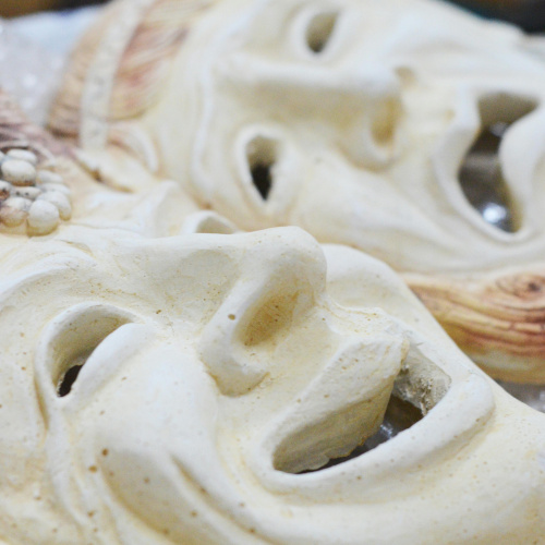 Divas teatrālās maskas &ndash; viena smaida, otra izsaka skumjas.