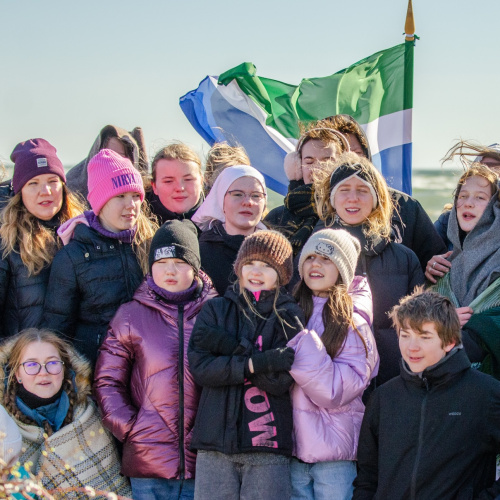 Lībie&scaron;u bērni un jaunie&scaron;u, modinot putnus Lībie&scaron;u mantojuma dienā, 23.03.2025.