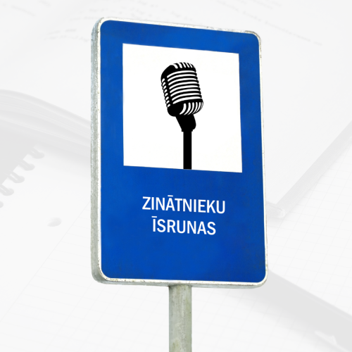 Zilas krāsas ceļa zīme ar melnu mikrofonu baltā laukumā un uzrakstu &ldquo;Zinātnieku īsrunas&rdquo;. Fonā &ndash; klades un pierakstu lapas attēls.