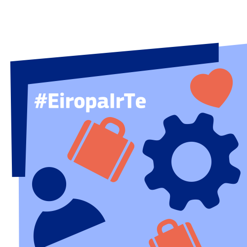 Attēls ar tēmturi "#EiropaIrTe", kas ir izcelts gai&scaron;i zilā krāsā.
Fons sastāv no gai&scaron;i zilas un tum&scaron;i zilas krāsas kombinācijas ar abstraktiem dizaina elementiem - oranžas ceļasomas, oranža sirds simbola, tum&scaron;i zila zobrata ikonas un cilvēka silueta. &Scaron;ie elementi simboliski atspoguļo sarunas tēmu "Vienkār&scaron;o&scaron;ana. Vai īstā Eiropas atbilde globālās konkurences apstākļos?"
