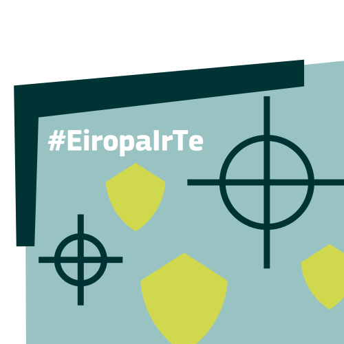 Attēls ar tēmturi "#EiropaIrTe", kas ir izcelts gai&scaron;i zaļganzilā krāsā.
Fons sastāv no gai&scaron;i zaļganzilās un tum&scaron;i zaļās krāsu kombinācijas ar abstraktiem dizaina elementiem &ndash; dzelteniem vairogiem un tum&scaron;i zaļiem mērķa/tēmēkļa simboliem. &Scaron;ie elementi simboliski atspoguļo sarunas tēmu "Eiropas aizsardzība- nevis vārdos, bet darbos!"