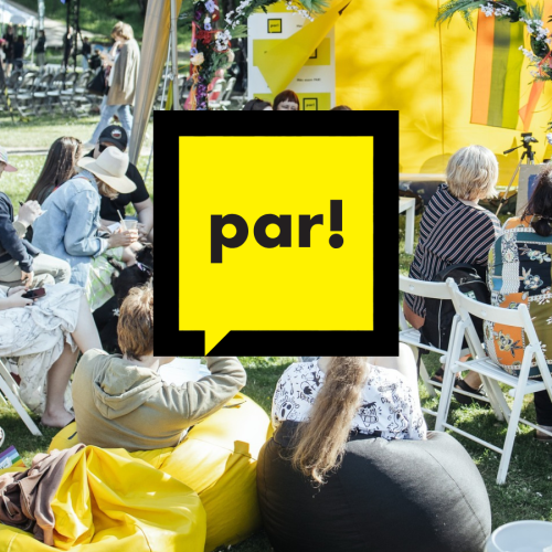 Attēlā redzami cilvēki un uz attēla ir politiskās partijas Kustība "Par!" logo