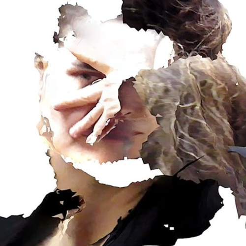 Digitāli manipulēts portrets, kurā sievietes seja un roka sapludināta ar koka mizu, radot sirreālu un fragmentētu vizuālu efektu uz balta fona.