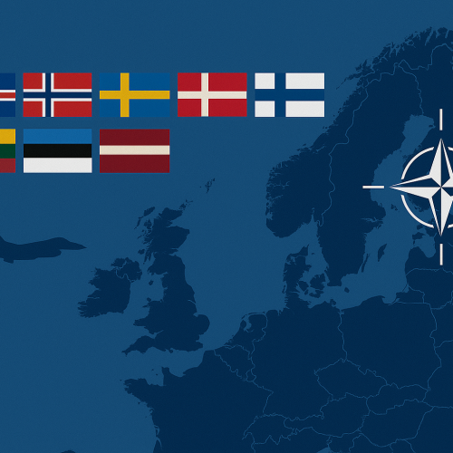 Ziemeļeiropas karte ar NATO simbolu, iznīcinātāja siluetu un astoņu valstu karogiem &mdash; Islandes, Norvēģijas, Zviedrijas, Dānijas, Somijas, Lietuvas, Igaunijas un Latvijas &mdash; attēlotiem virs kartes.