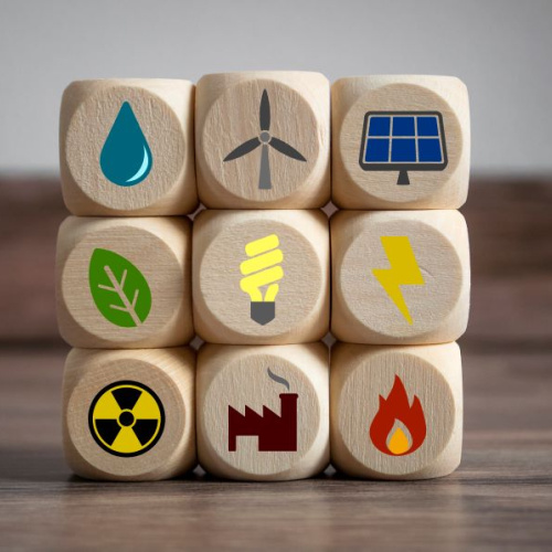 Koka klucī&scaron;i ar dažādiem enerģijas veidu simboliem, tostarp ūdens, vēja, saules, kodolenerģijas, biomasas, elektrības, rūpniecības, liesmas un energoefektivitātes spuldzes ikonām.