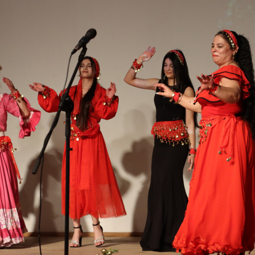 Viļakas romu meitenes un sievietes dejo un dzied savas tautas tradīcijās - 4 sievietes sarkanās un melnās kleitās.