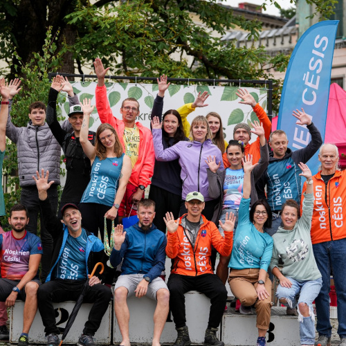 Biedrības fotogrāfija, kurā redzami skrējēji