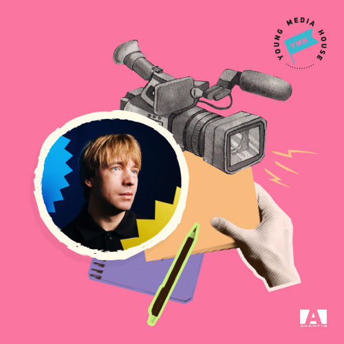 Grafisks mākslas darbs ar ko&scaron;i rozā fonu, uz kura kolāžas veidā aplī attēlots kinorežisors Staņislavs Tokalovs, aiz viņa melnbalta videokamera, kā arī divi blociņi - violets un oranžs, no kuriem oranžo tur roka. Blakus atrodas pildspalva.