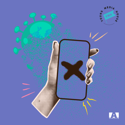 Grafisks mākslas darbs ar violetu fonu, uz kura kolāžas veidā attēlota roka, kas tur mobilā telefonona rāmi, uz kura attēlots liels melns burts "X", un fonā ir zaļas krāsas mikrobs, kas asociējas ar Covid-19 simbolu.