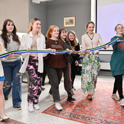 Lībie&scaron;u jaunie&scaron;i lībie&scaron;u valodas stundā.