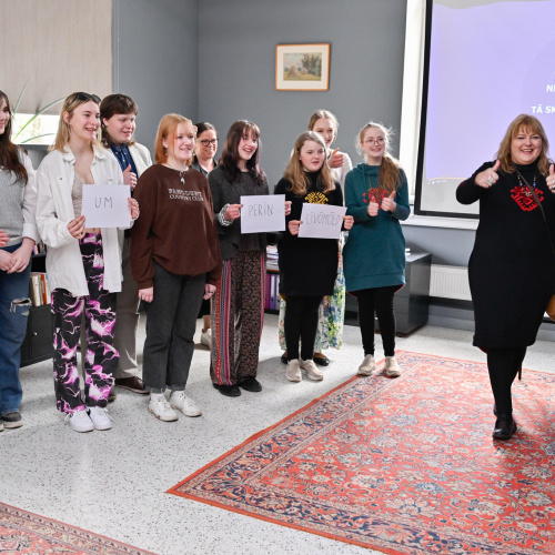 Lībie&scaron;u jaunie&scaron;i lībie&scaron;u valodas stundā.