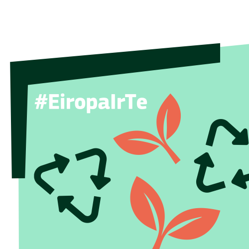 Attēls ar tēmturi "#EiropaIrTe", kas ir attēlots gai&scaron;i zaļā krāsā. Fons sastāv no stilizēta zaļgani zilganzaļa laukuma ar trīs pārstrādes simbola ikonām un trim oranžiem, grafiskiem augu dzinumiem ar lapām. Dizains simbolizē ilgtspēju, vides aizsardzību un aprites ekonomiku Eiropas kontekstā.