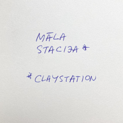 pasākuma nosaukums rokrakstā ar zilu pildspalvu uz papīra