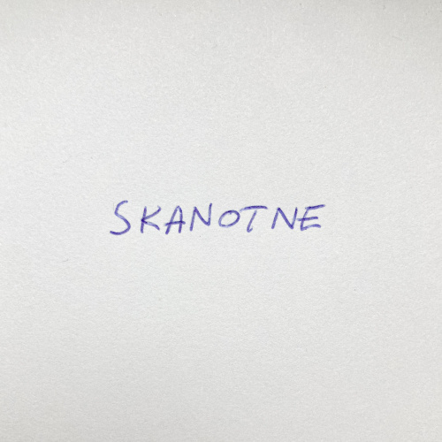 pasākuma nosaukums rokrakstā ar zilu pildspalvu uz papīra