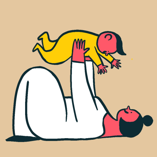 Ilustrācija ar uz muguras gulo&scaron;u mammu, kas ceļ bērnu gaisā, it kā spēlējoties lidma&scaron;īnās